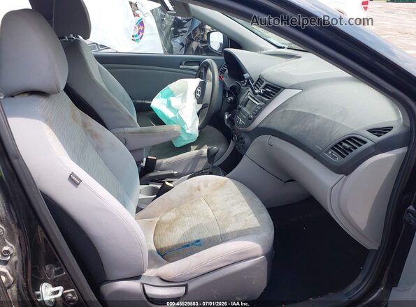 KMHCT5AE8HU343926 2017 HYUNDAI ACCENT Black Widok wnętrza z przodu