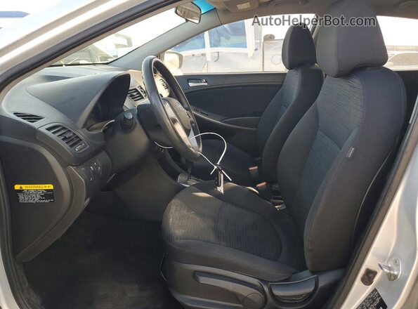 KMHCT5AE9HU312541 2017 HYUNDAI ACCENT Silver Widok wnętrza z przodu