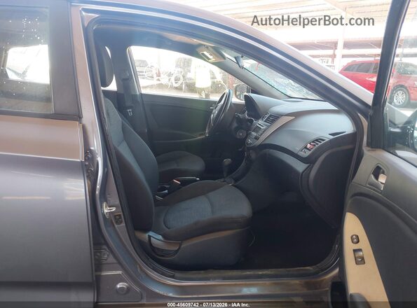 KMHCT5AE9HU326164 2017 HYUNDAI ACCENT Серый Вид салона спереди