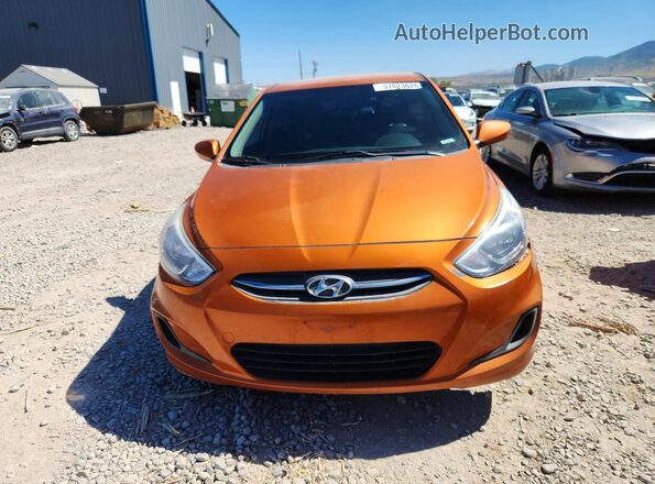KMHCT5AEXHU311611 2017 HYUNDAI ACCENT Orange Widok z przodu