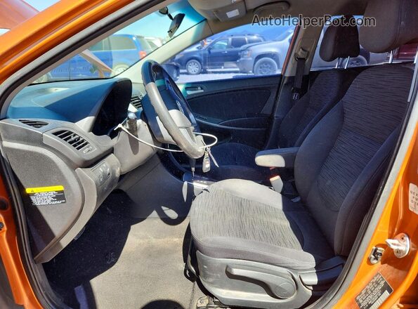 KMHCT5AEXHU311611 2017 HYUNDAI ACCENT Orange Widok wnętrza z przodu
