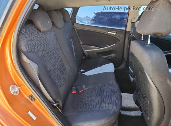 KMHCT5AEXHU311611 2017 HYUNDAI ACCENT Orange Widok tylnych siedzeń