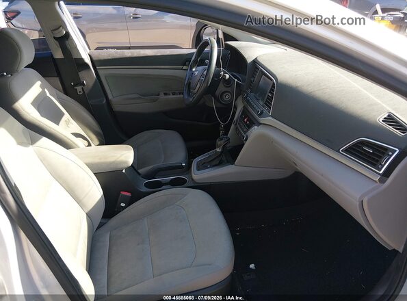 KMHD84LF0JU499843 2018 HYUNDAI ELANTRA Серебряный Вид салона спереди