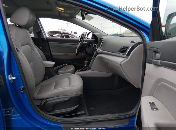 KMHD84LF4HU209565 2017 HYUNDAI ELANTRA Синий Вид салона спереди