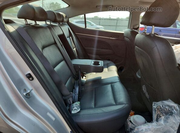 KMHD84LF4HU269359 2017 HYUNDAI ELANTRA Silver Widok tylnych siedzeń