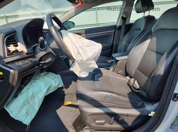 KMHD84LF4HU269359 2017 HYUNDAI ELANTRA Silver Widok wnętrza z przodu