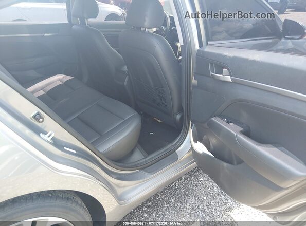 KMHD84LF6JU658557 2018 HYUNDAI ELANTRA Silver Widok naklejki z numerem VIN
