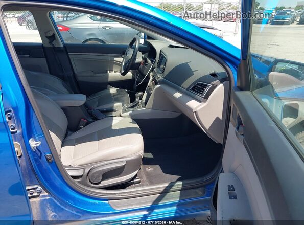 KMHD84LF7HU267556 2017 HYUNDAI ELANTRA Синий Вид салона спереди