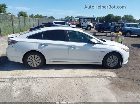 KMHE24L19HA054023 2017 HYUNDAI SONATA HYBRID White Rear interior view