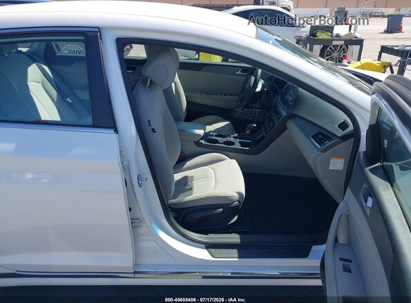 KMHE24L38HA063247 2017 HYUNDAI SONATA HYBRID White Widok wnętrza z przodu