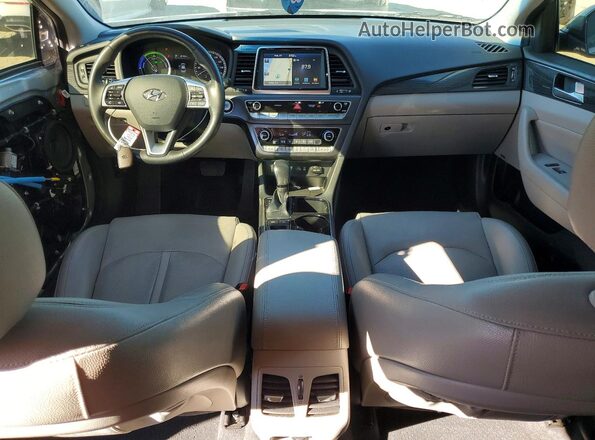 KMHE34L34KA088781 2019 HYUNDAI SONATA Серебряный Вид панели приборов