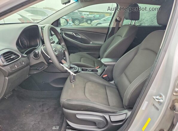 KMHH35LE6JU025246 2018 HYUNDAI ELANTRA Silver Вид салону спереду