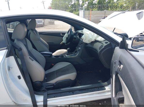 KMHHT6KJ6GU134089 2016 HYUNDAI GENESIS White Front interior view