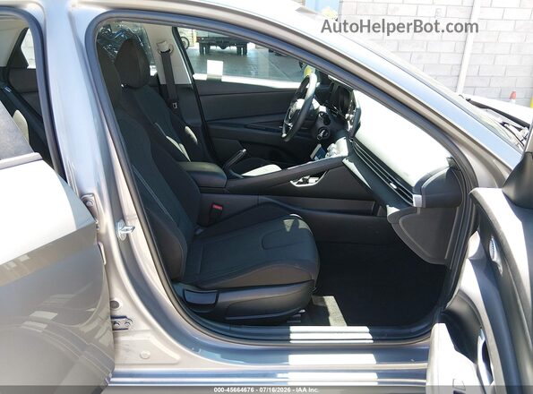 KMHLL4AG7PU557798 2023 HYUNDAI ELANTRA Серебряный Вид салона спереди