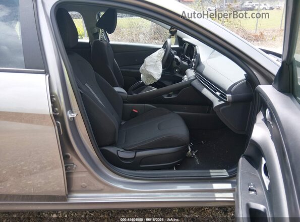 KMHLL4AG8PU543232 2023 HYUNDAI ELANTRA Серебряный Вид салона спереди
