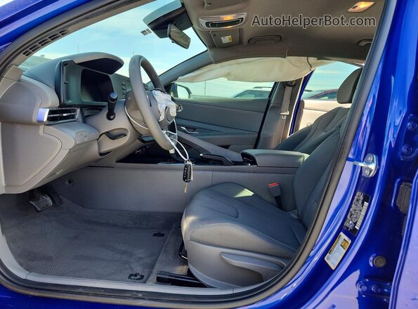 KMHLL4DG2RU744543 2024 HYUNDAI ELANTRA Синий Вид салона спереди