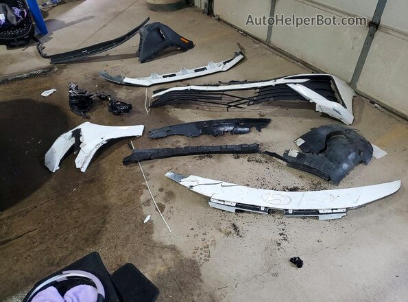 KMHLL4DG8RU654877 2024 HYUNDAI ELANTRA White Vista del compartimento del motor