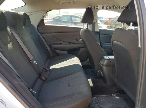 KMHLL4DG9RU761775 2024 HYUNDAI ELANTRA White Vista de los asientos traseros
