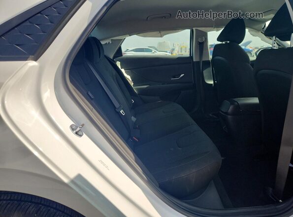 KMHLL4DGXSU089926 2025 HYUNDAI ELANTRA White Widok tylnych siedzeń