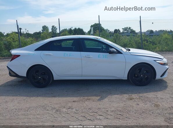 KMHLM4DG2TU105244 2026 HYUNDAI ELANTRA White Widok wnętrza z tyłu