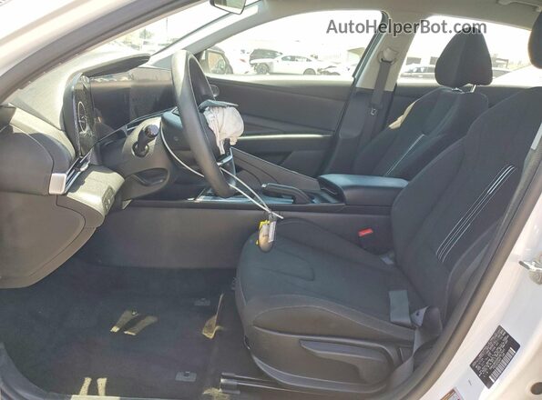 KMHLM4DG8RU807643 2024 HYUNDAI ELANTRA White Вид салону спереду