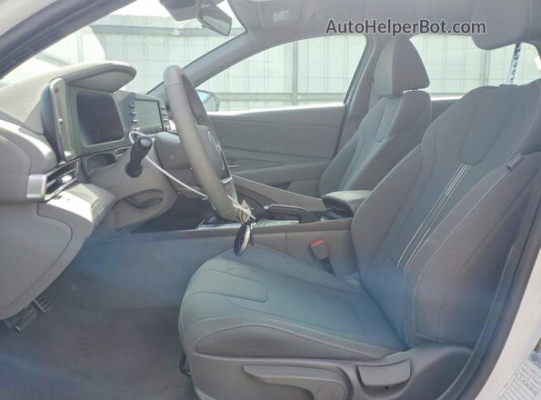 KMHLM4DG9TU138709 2026 HYUNDAI ELANTRA White Vista interior delantera