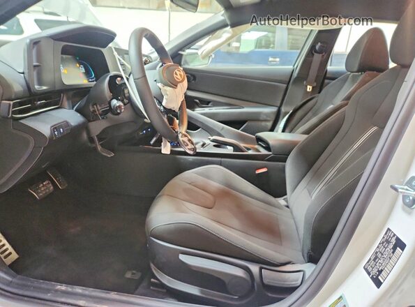 KMHLM4DG9TU227955 2026 HYUNDAI ELANTRA White Вид салону спереду