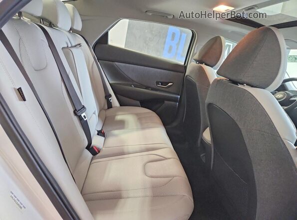KMHLP4DG1SU033085 2025 HYUNDAI ELANTRA White Widok tylnych siedzeń