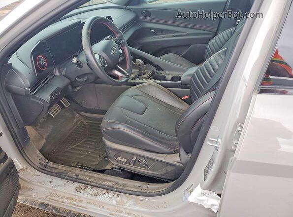 KMHLR4AF2PU633658 2023 HYUNDAI ELANTRA Серебряный Вид салона спереди