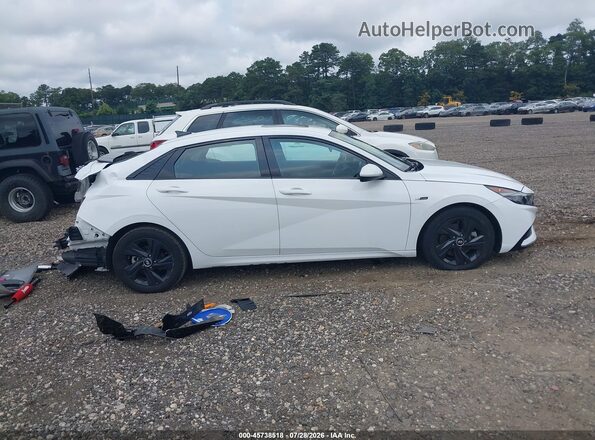 KMHLR4AF8PU577421 2023 HYUNDAI ELANTRA White Vista interior trasera