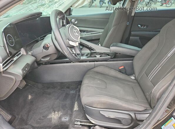 KMHLS4DG7RU653142 2024 HYUNDAI ELANTRA Черный Вид салона спереди
