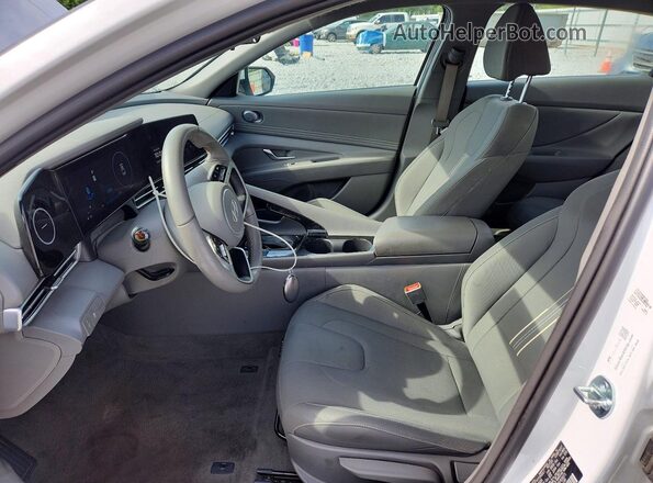 KMHLS4DG8SU906071 2025 HYUNDAI ELANTRA Белый Вид салона спереди