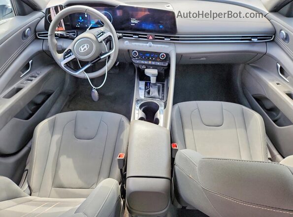 KMHLS4DG8SU906071 2025 HYUNDAI ELANTRA Белый Вид панели приборов