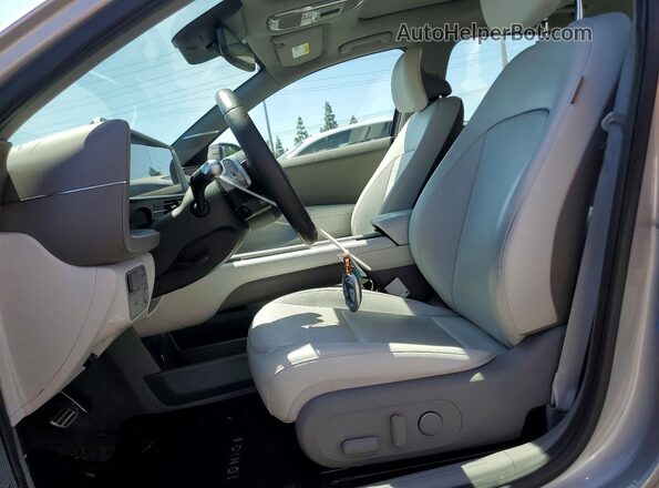 KMHM54AA6RA075659 2024 HYUNDAI IONIQ Серебряный Вид салона спереди
