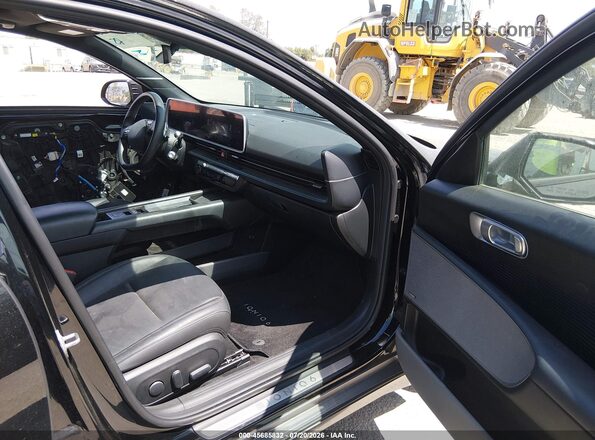 KMHM54AAXPA027806 2023 HYUNDAI IONIQ 6 Черный Вид салона спереди