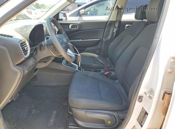 KMHRB8A30NU201644 2022 HYUNDAI VENUE White Вид салону спереду