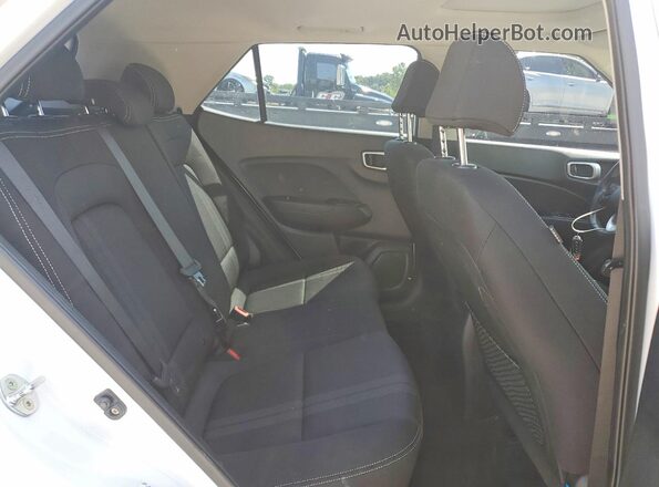 KMHRC8A31LU022233 2020 HYUNDAI VENUE White Вид задньої частини салону