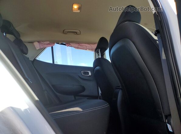 KMHRC8A32RU340175 2024 HYUNDAI VENUE White უკანა სავარძლების ხედი