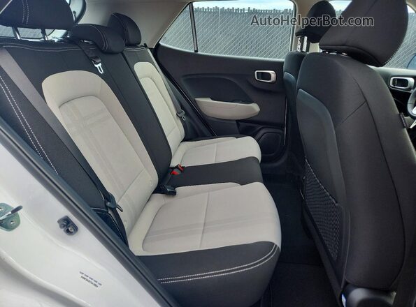 KMHRC8A32TU419854 2026 HYUNDAI VENUE White Սալոնի հետևի տեսք
