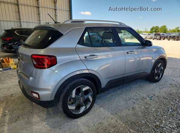 KMHRC8A33PU212914 2023 HYUNDAI VENUE Серебряный Задняя правая четверть