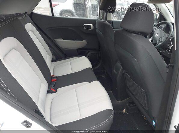 KMHRC8A33PU268688 2023 HYUNDAI VENUE White Widok naklejki z numerem VIN