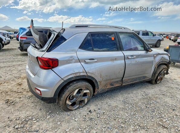 KMHRC8A33RU283419 2024 HYUNDAI VENUE Серебряный Задняя правая четверть
