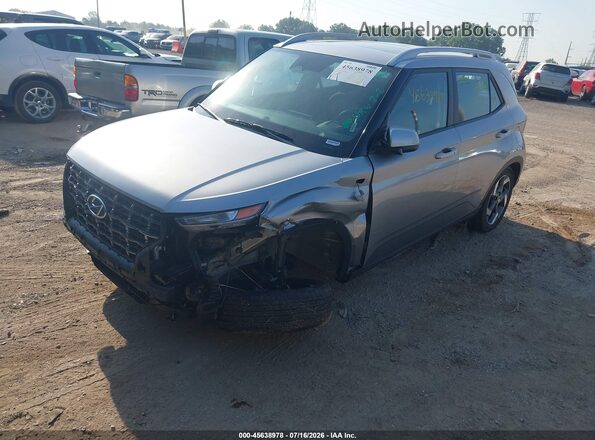 KMHRC8A33TU423699 2026 HYUNDAI VENUE Silver Առջևի ձախ երեք քառորդ տեսարան
