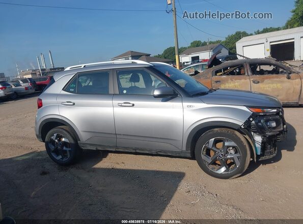KMHRC8A33TU423699 2026 HYUNDAI VENUE Silver Սալոնի հետևի տեսք