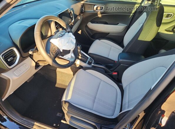 KMHRC8A34RU327718 2024 HYUNDAI VENUE Black Вид салону спереду