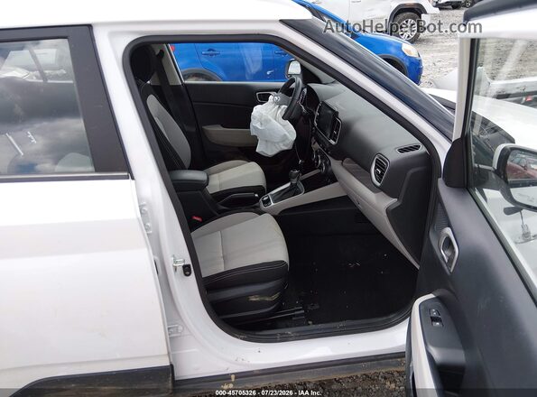 KMHRC8A34SU393689 2025 HYUNDAI VENUE Белый Вид салона спереди