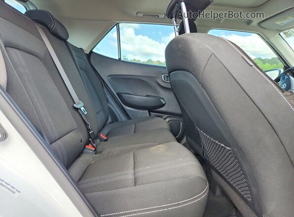 KMHRC8A34TU421945 2026 HYUNDAI VENUE White უკანა სალონის ხედი