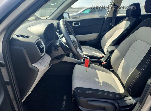 KMHRC8A35PU232307 2023 HYUNDAI VENUE Silver Widok wnętrza z przodu
