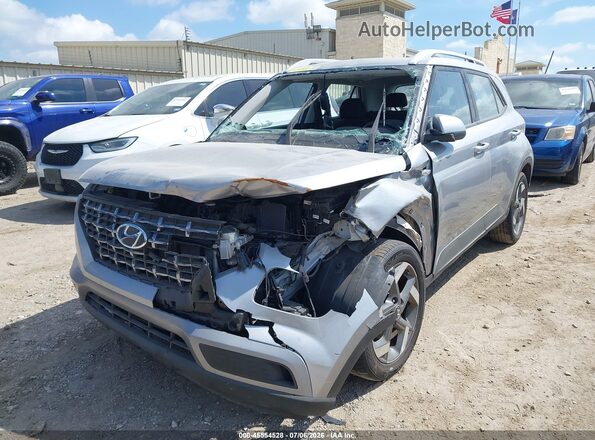 KMHRC8A35SU350642 2025 HYUNDAI VENUE Silver Vista tres cuartos delantera izquierda