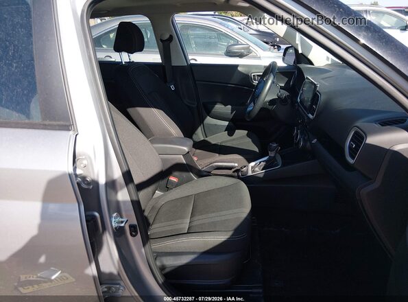 KMHRC8A36SU392477 2025 HYUNDAI VENUE Silver წინა სალონის ხედი